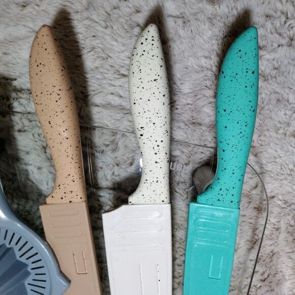 3 Tomodachi knives and a lemon squeezer - Picture 2 of 11